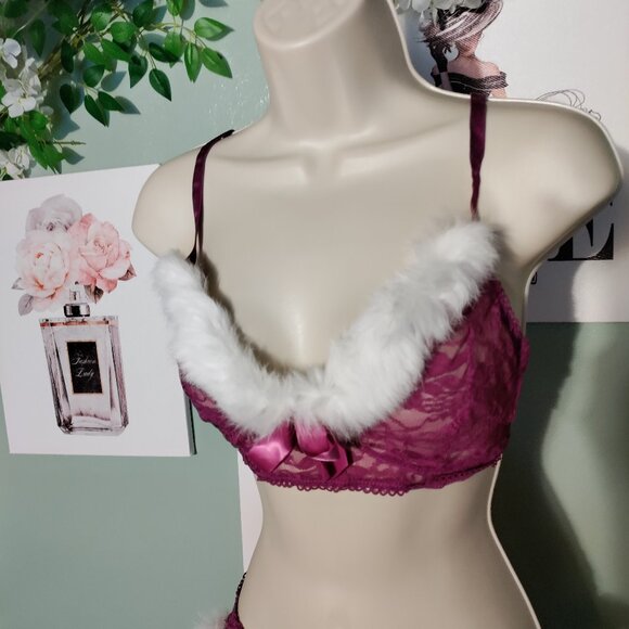 Sexy Christmas Lingerie Set With Attached Garter Straps. - Picture 4 of 7